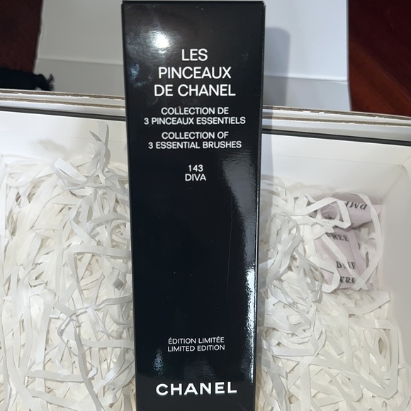 Les Pinceaux de Chanel limited edition essential brushes set Diva pink leather - Picture 3 of 6